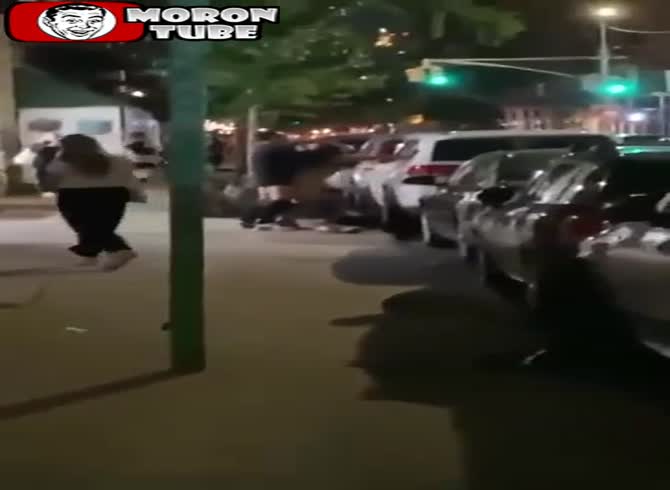 Video :This pair lacks self-control!